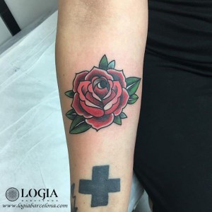 tatuaje-brazo-rosa-color-logia-barcelona-larosa               